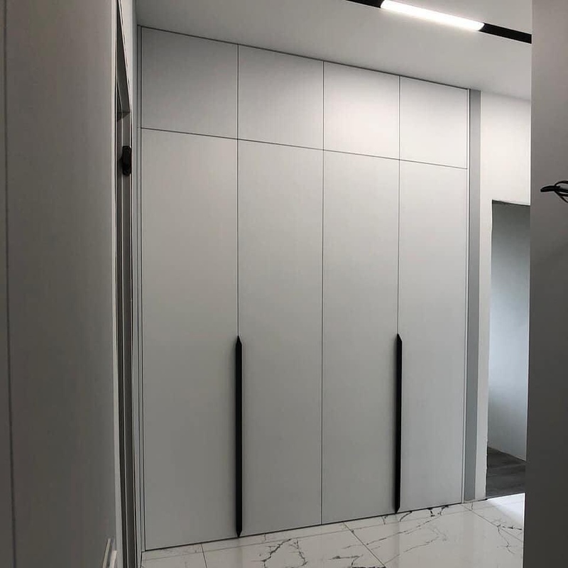 Встроенные распашные шкафы-Белый встроенный распашной шкаф «Модель 47»-фото1